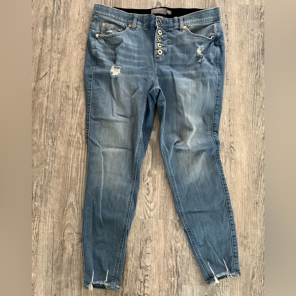 Torrid 14 R Bombshell 5 button Skinny jeans!! Faded